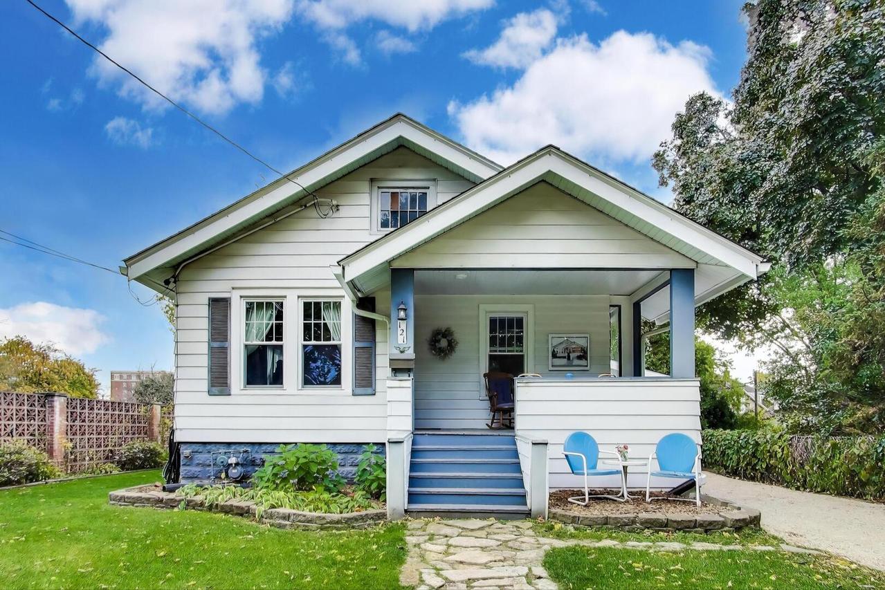 121 W Fremont St., Arlington Heights, IL 60004