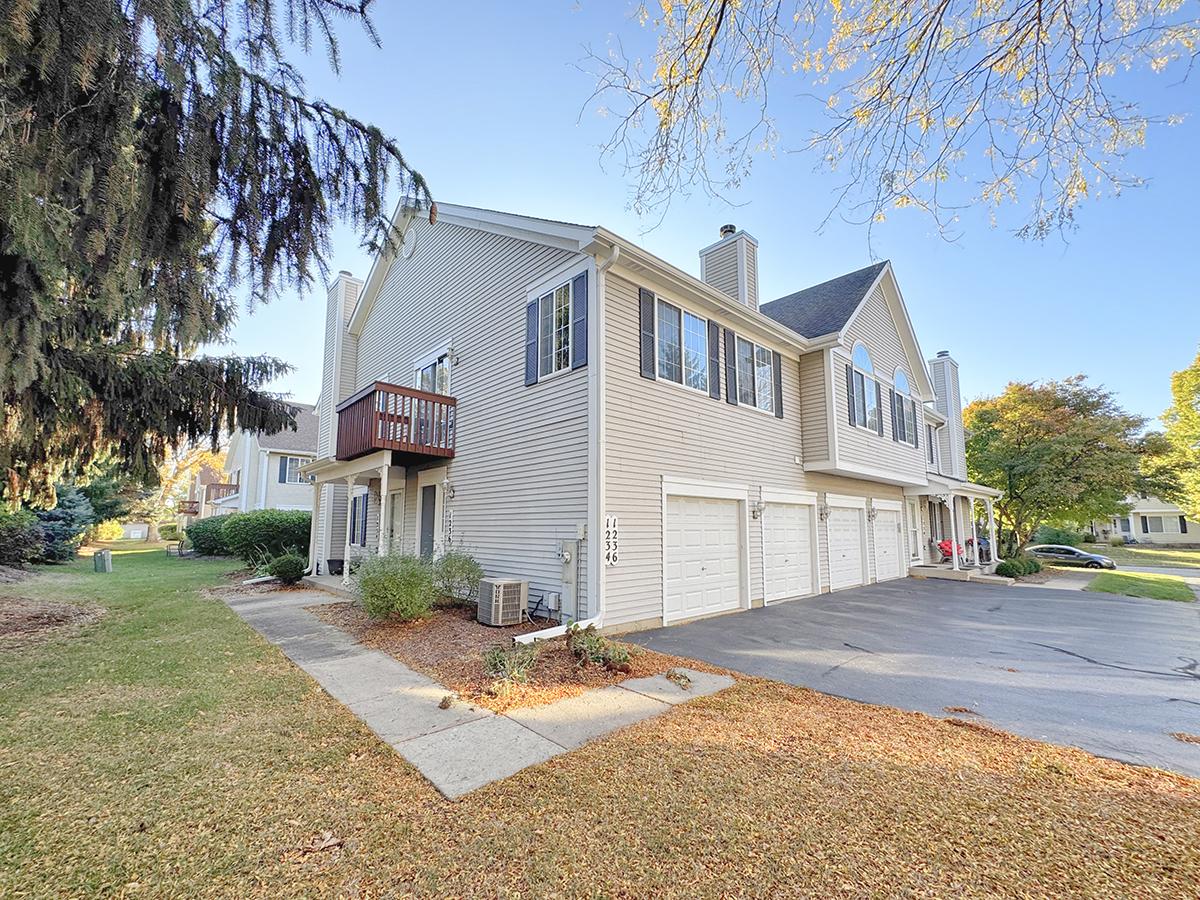 1236 Sandhurst Ln., South Elgin, IL 60177