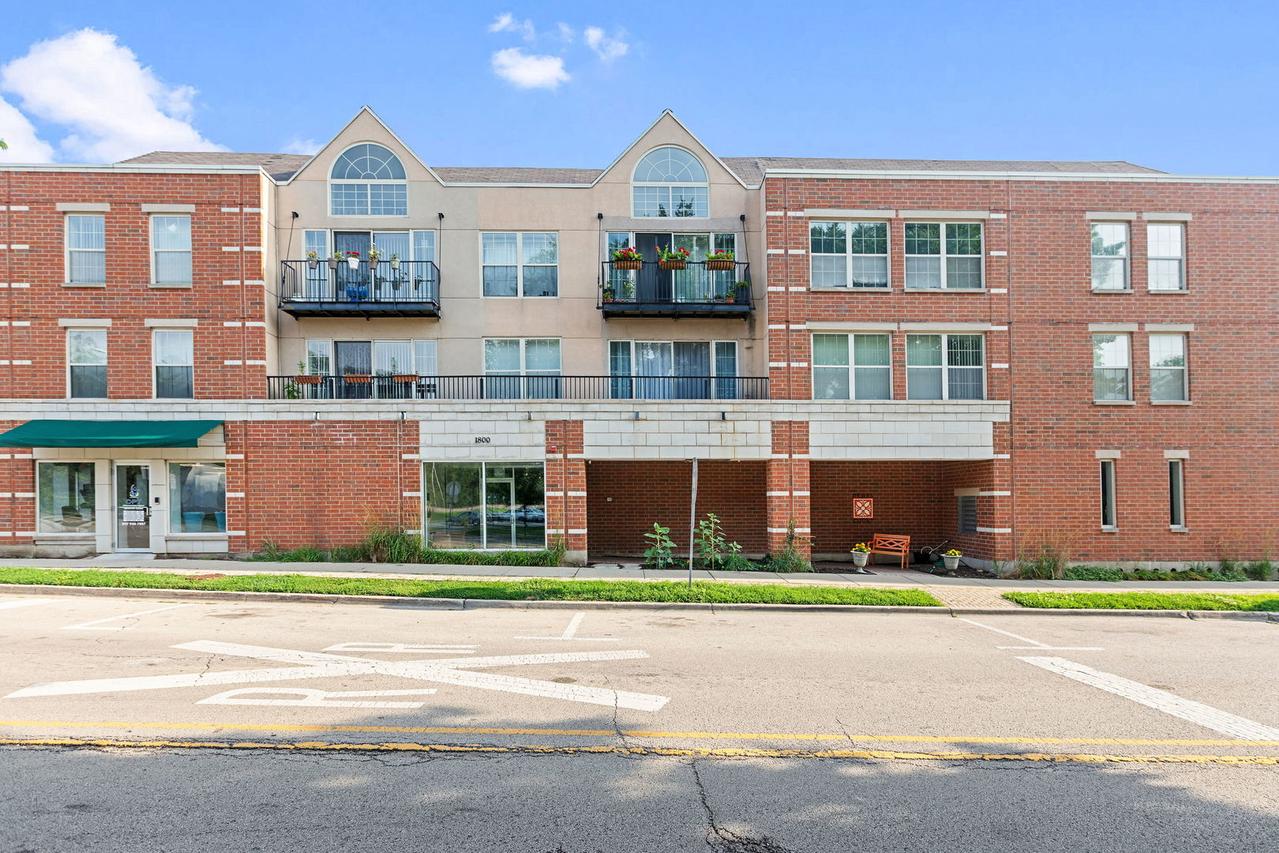 1800 Dewes St. #201, Glenview, IL 60025