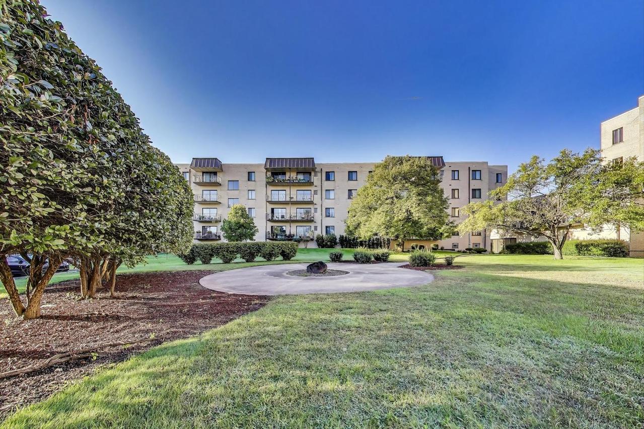 5840 W 104th St. #209, Oak Lawn, IL 60453