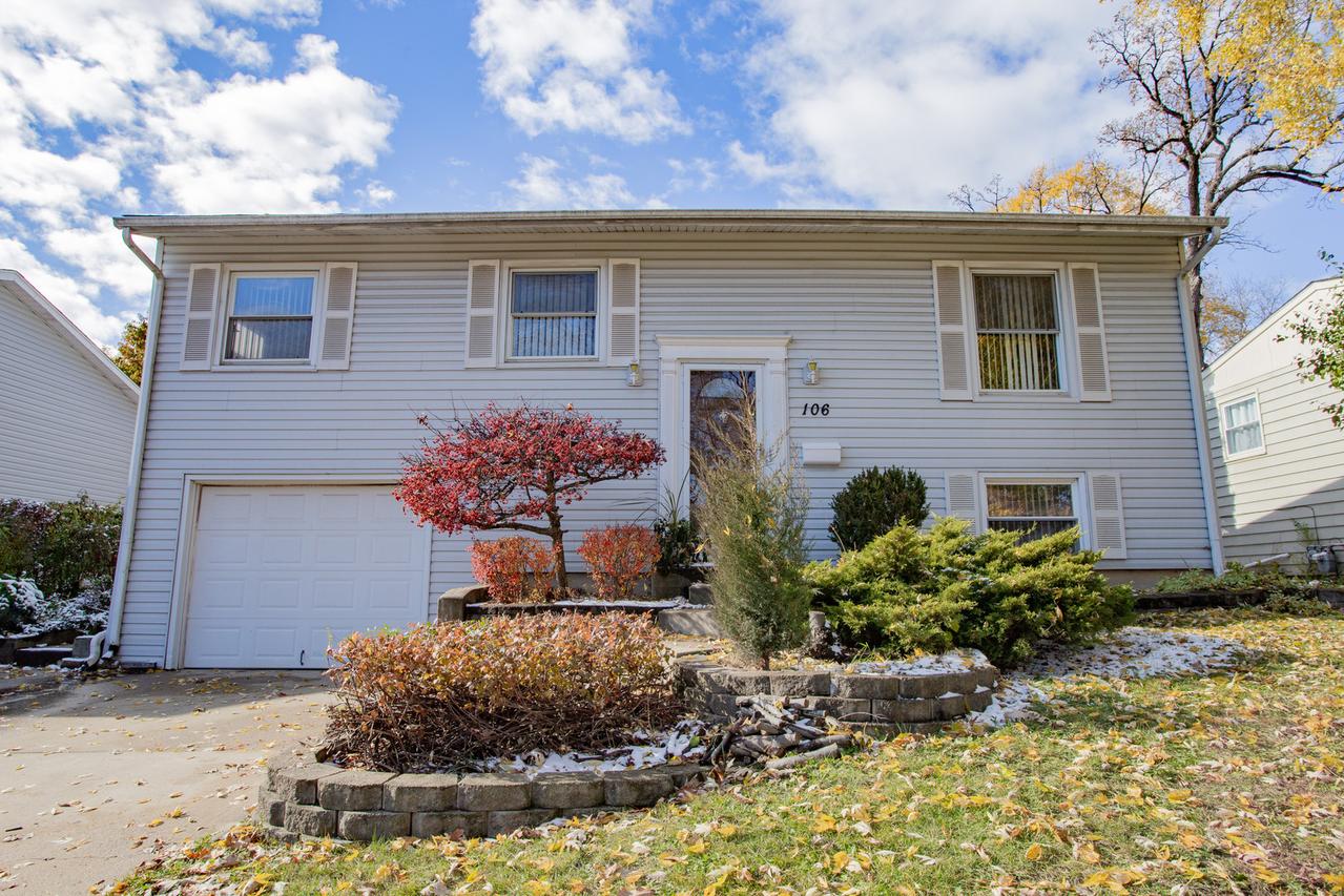 106 Woodcrest Cir., Streamwood, IL 60107