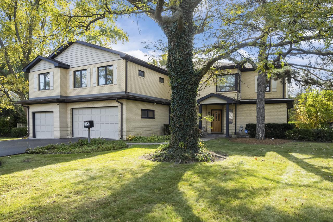 1553 Hawthorne Ln., Glenview, IL 60025