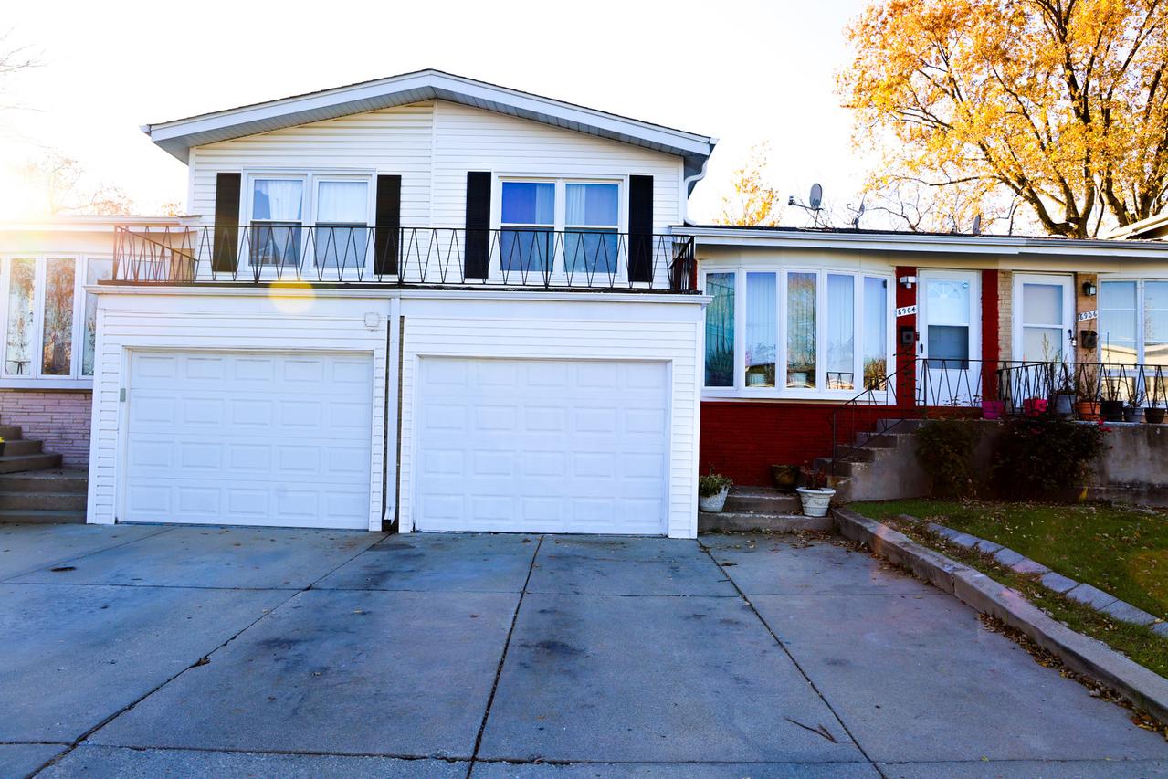 8904 Robin Dr., Des Plaines, IL 60016