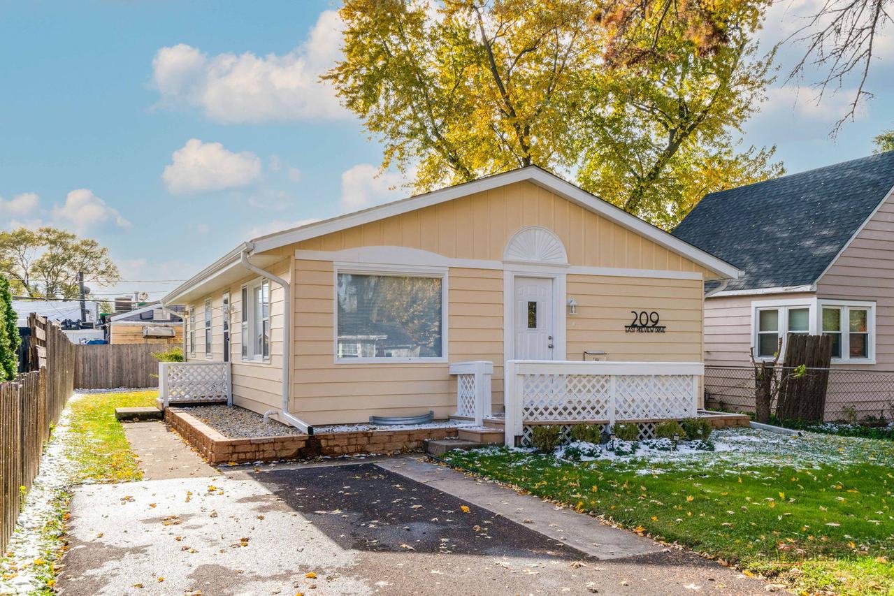 209 E Pineview Dr., Round Lake Park, IL 60073