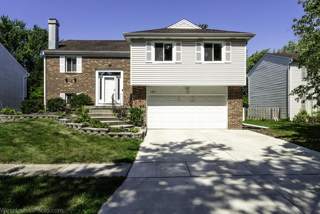 124 Midway Ln., Vernon Hills, IL 60061