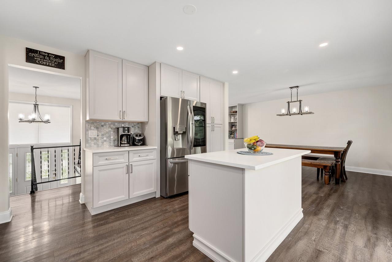 6117 Allan Dr., Woodridge, IL 60517