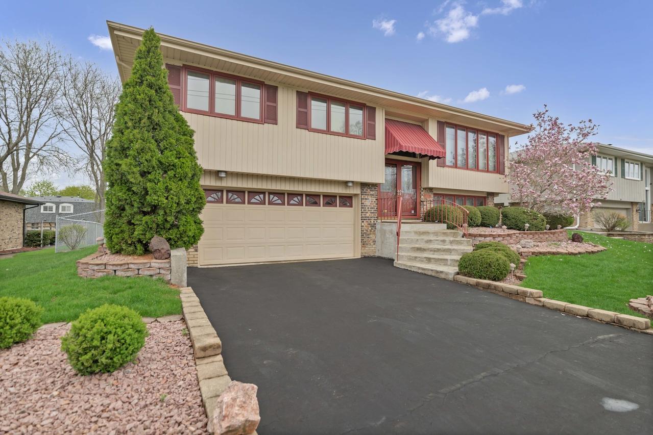 8532 W 107th St., Palos Hills, IL 60465