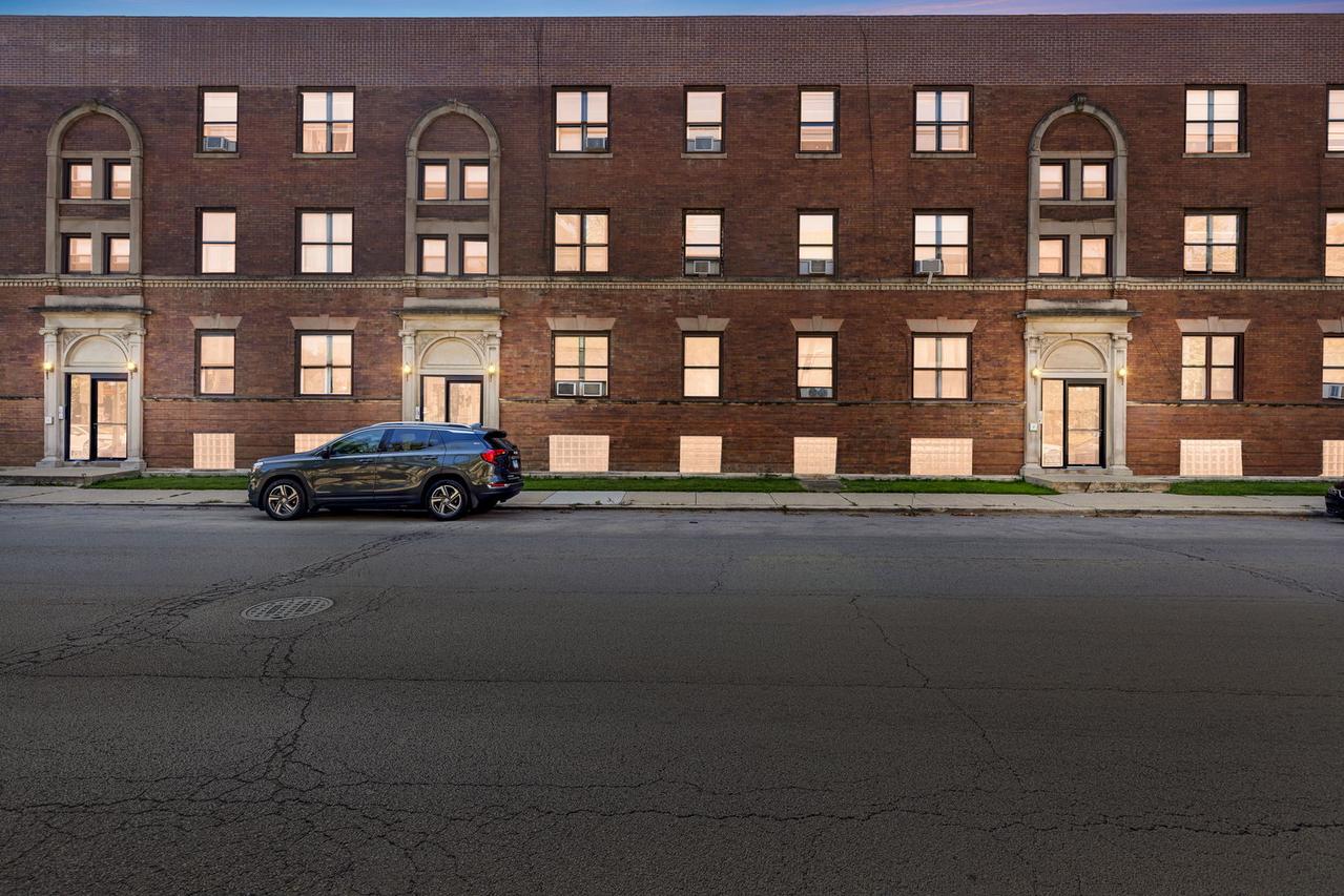 953 E 61st St. #1E, Chicago, IL 60637