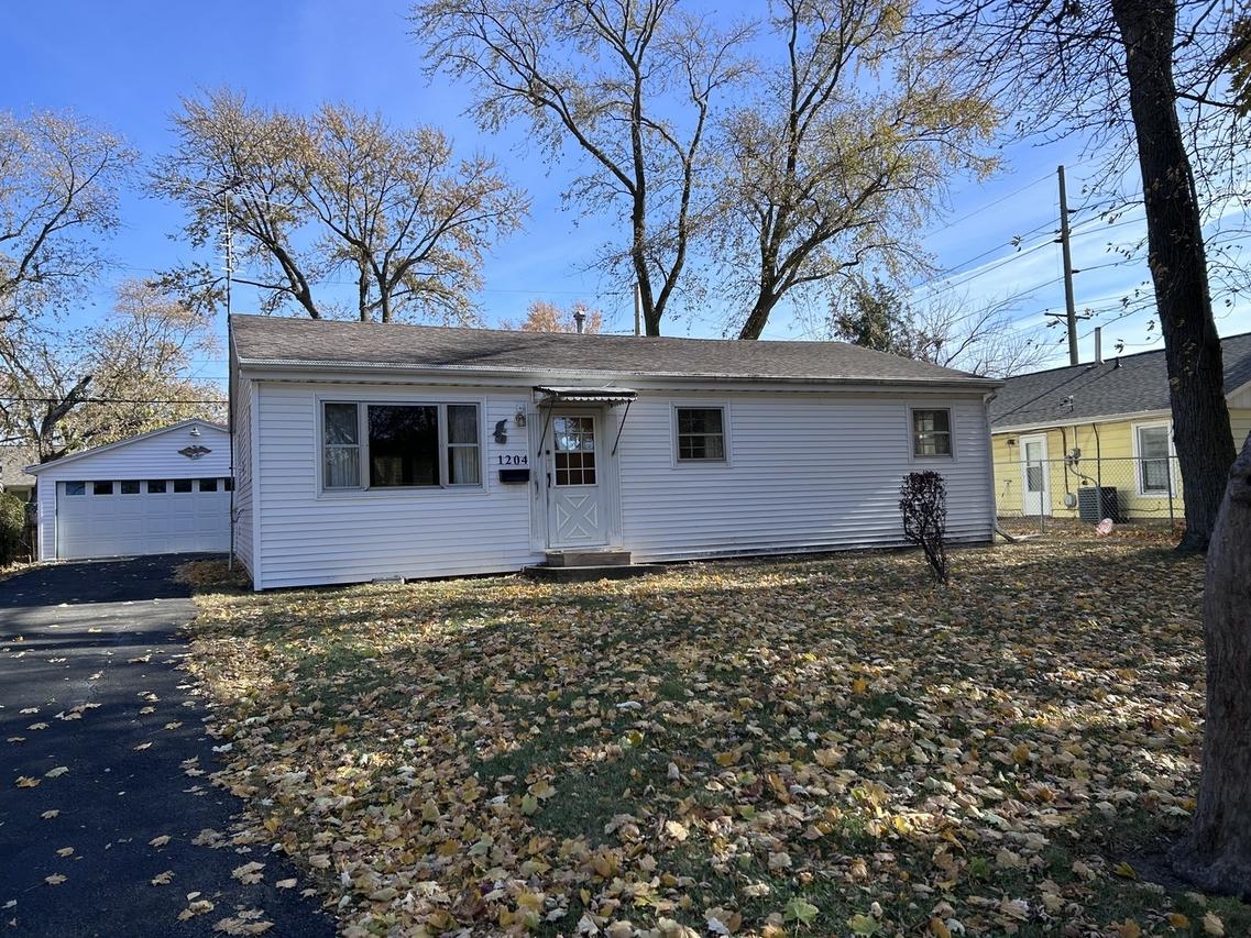 1204 Garden Hills Dr., Champaign, IL 61821