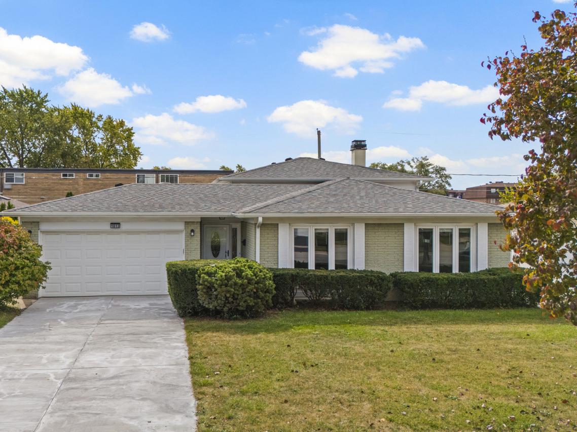 1813 W Pheasant Tr., Mount Prospect, IL 60056