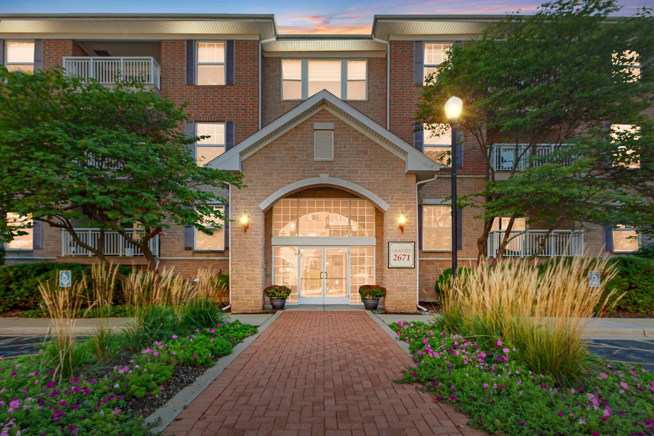 2671 Stone Cir. #208, Geneva, IL 60134