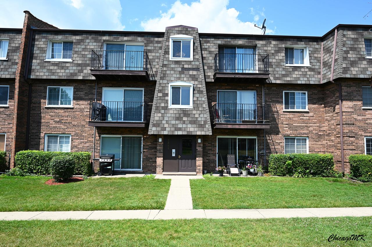 9381 Bay Colony Dr. #3S, Des Plaines, IL 60016