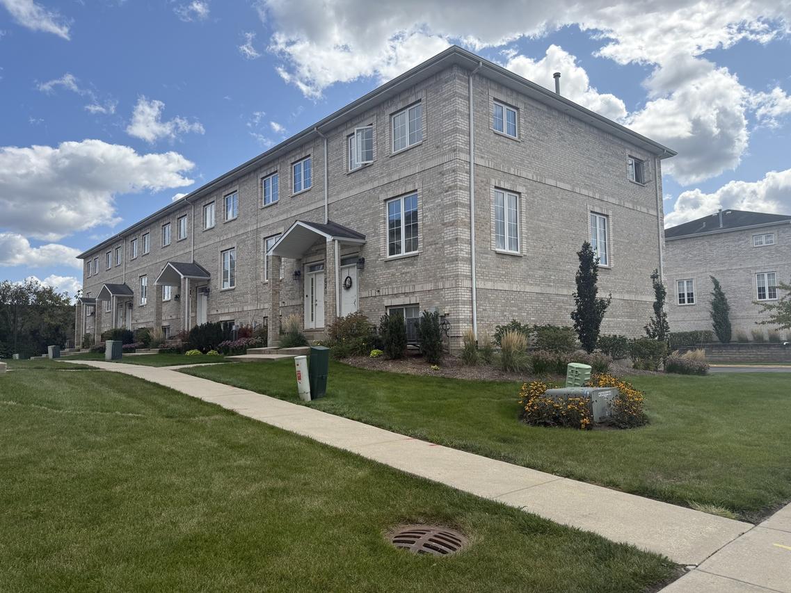 183 N East River Rd. #C1, Des Plaines, IL 60016