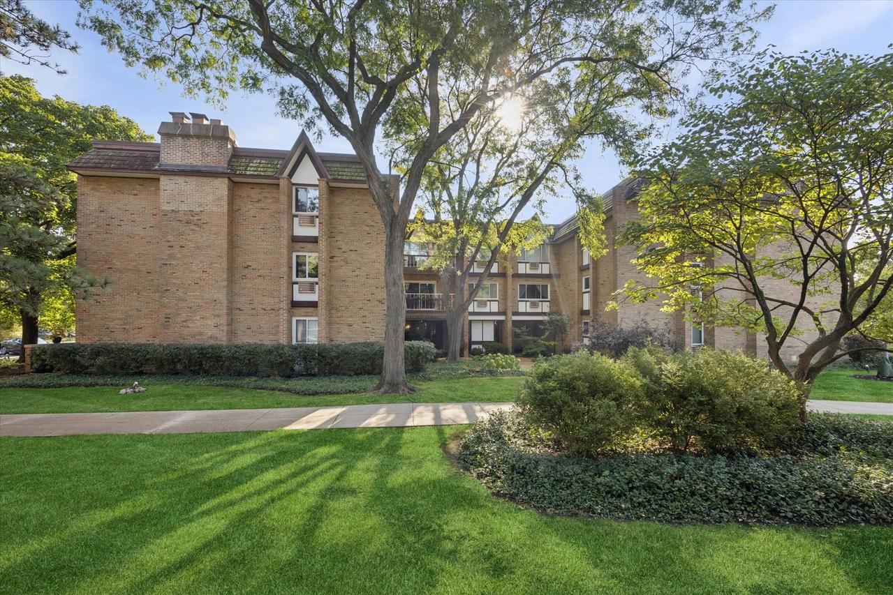 320 Claymoor Rd. #2D, Hinsdale, IL 60521