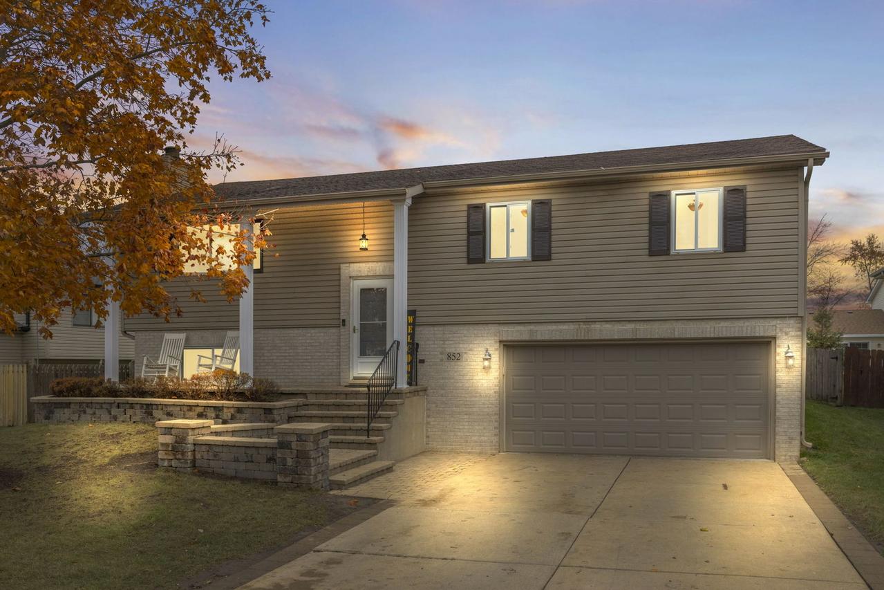 852 Napa St., Carol Stream, IL 60188