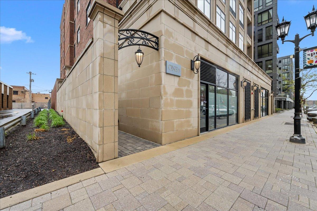 195 N Addison Ave. #PH03, Elmhurst, IL 60126