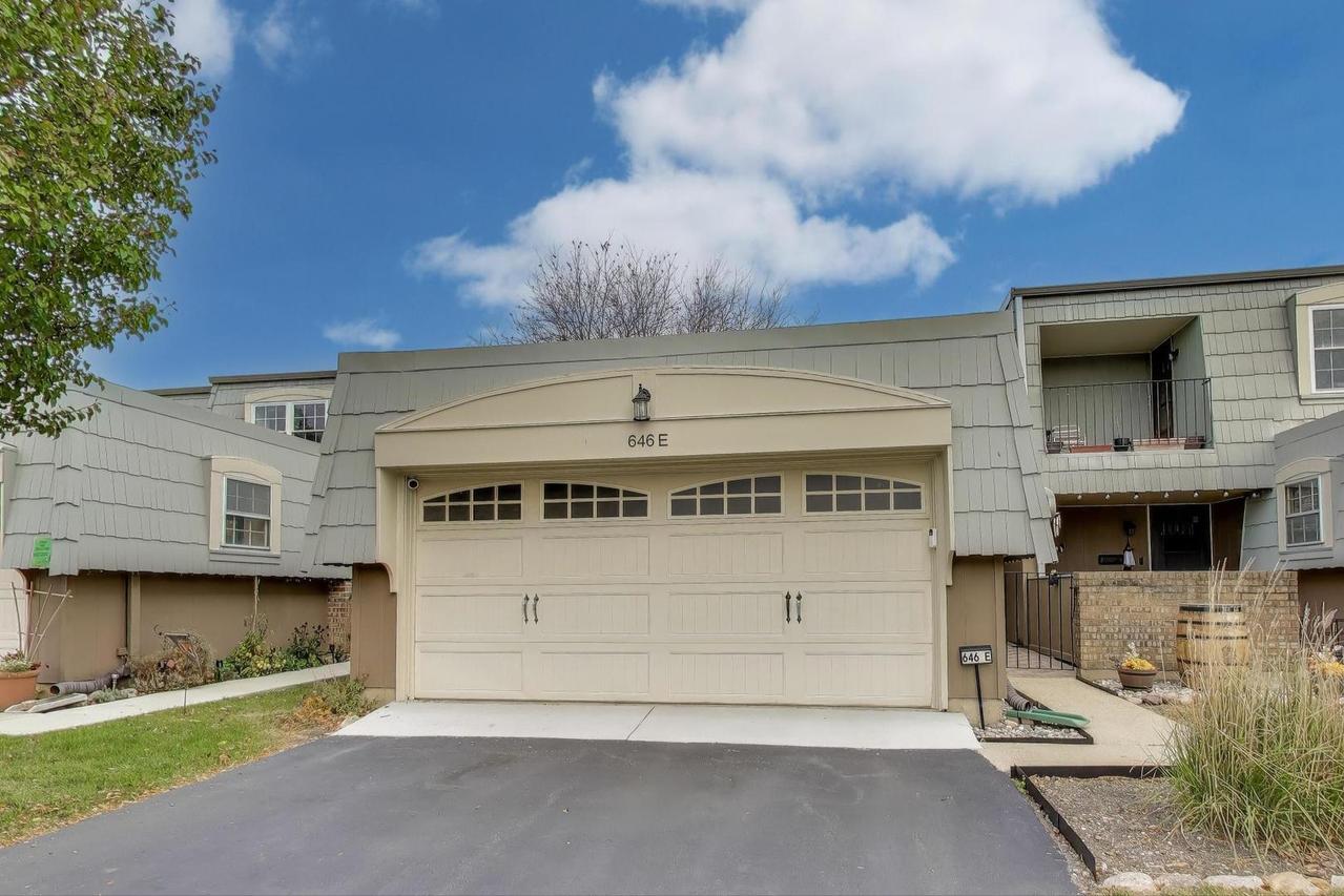 646 Dauphine Ct. #E, Elk Grove Village, IL 60007