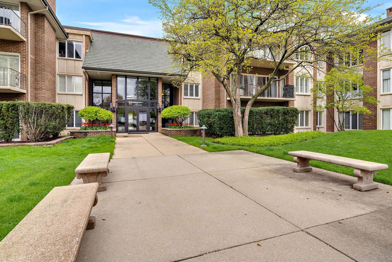 3 Oak Brook Club Dr. #E207, Oak Brook, IL 60523