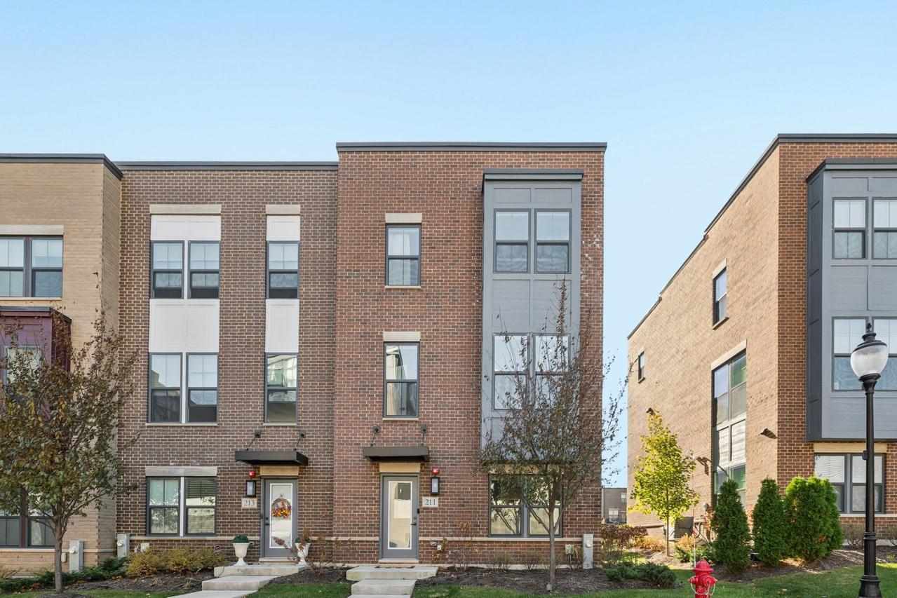 211 Dawson Dr., Mount Prospect, IL 60056