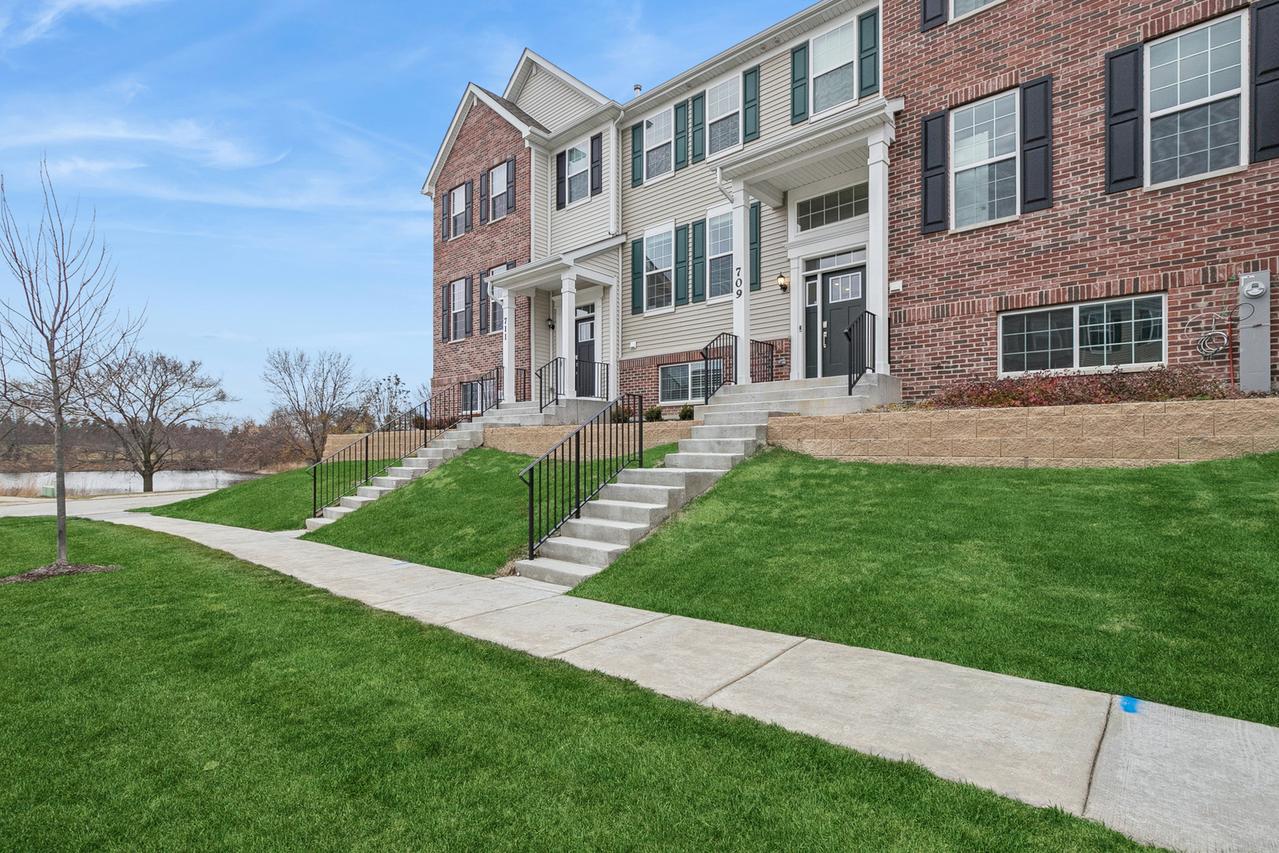 709 Neubauer Cir., Lindenhurst, IL 60046