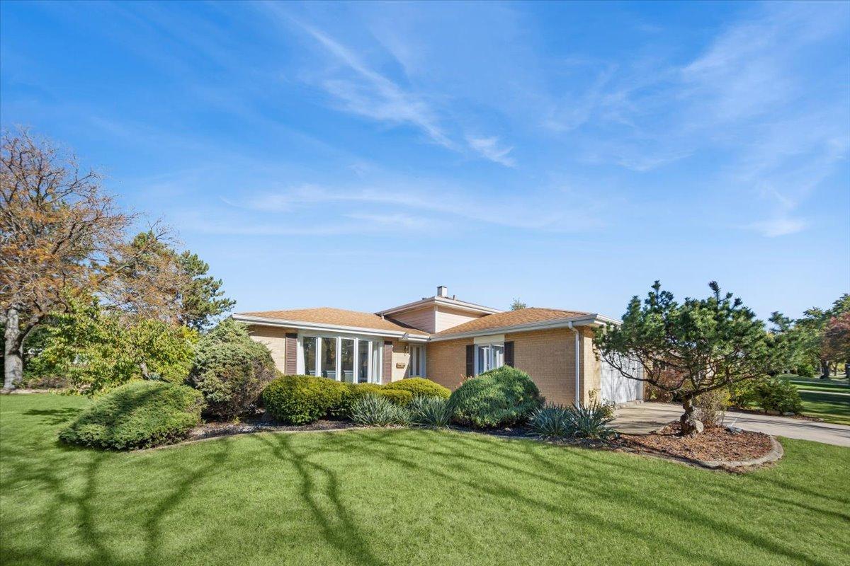 1614 Holly Ave., Darien, IL 60561