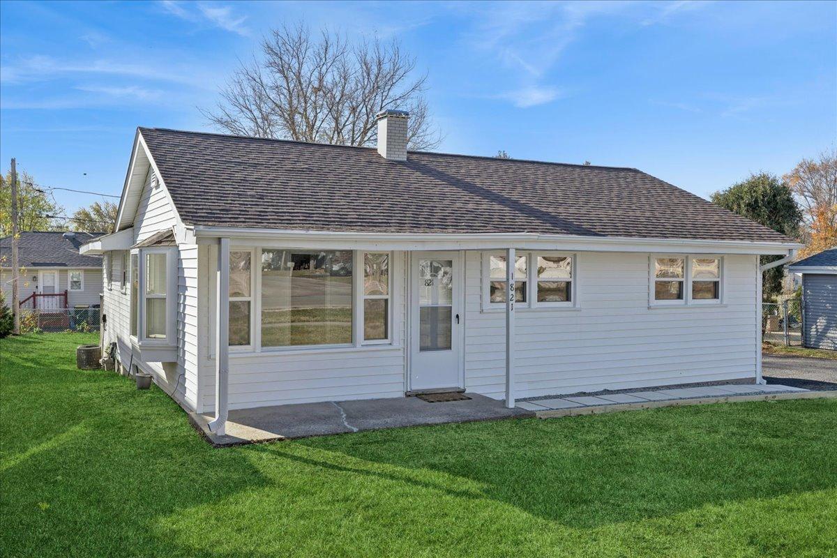 821 Oakwood Dr., Round Lake Beach, IL 60073