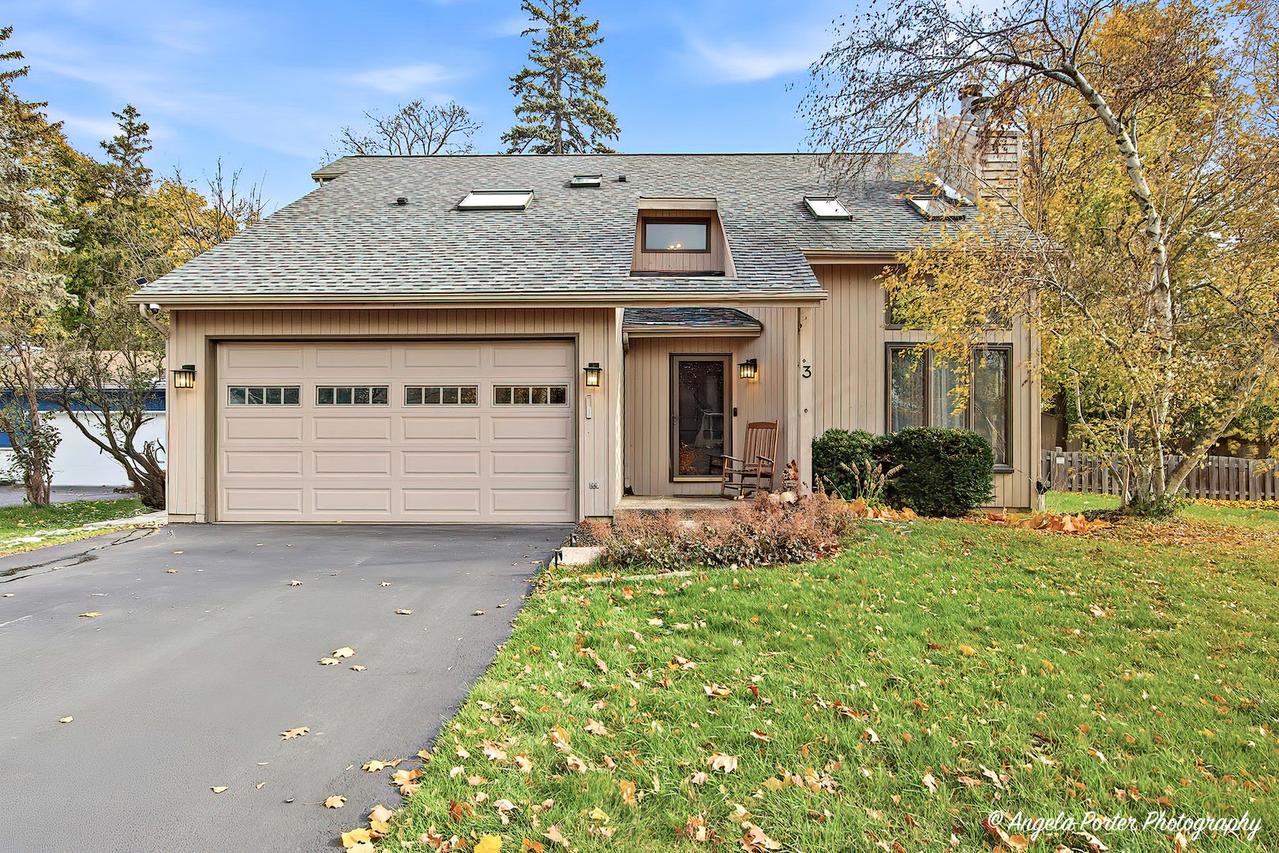 3 Woodhead Dr., Lake Villa, IL 60046