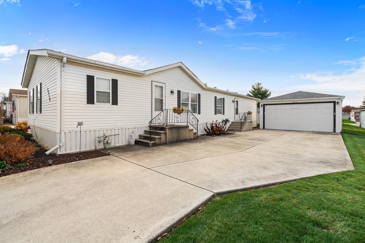 22710 S Ravisloe Ln., Frankfort, IL 60423