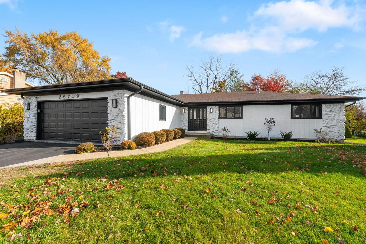 2S709 Ave Chateaux Dr., Oak Brook, IL 60523