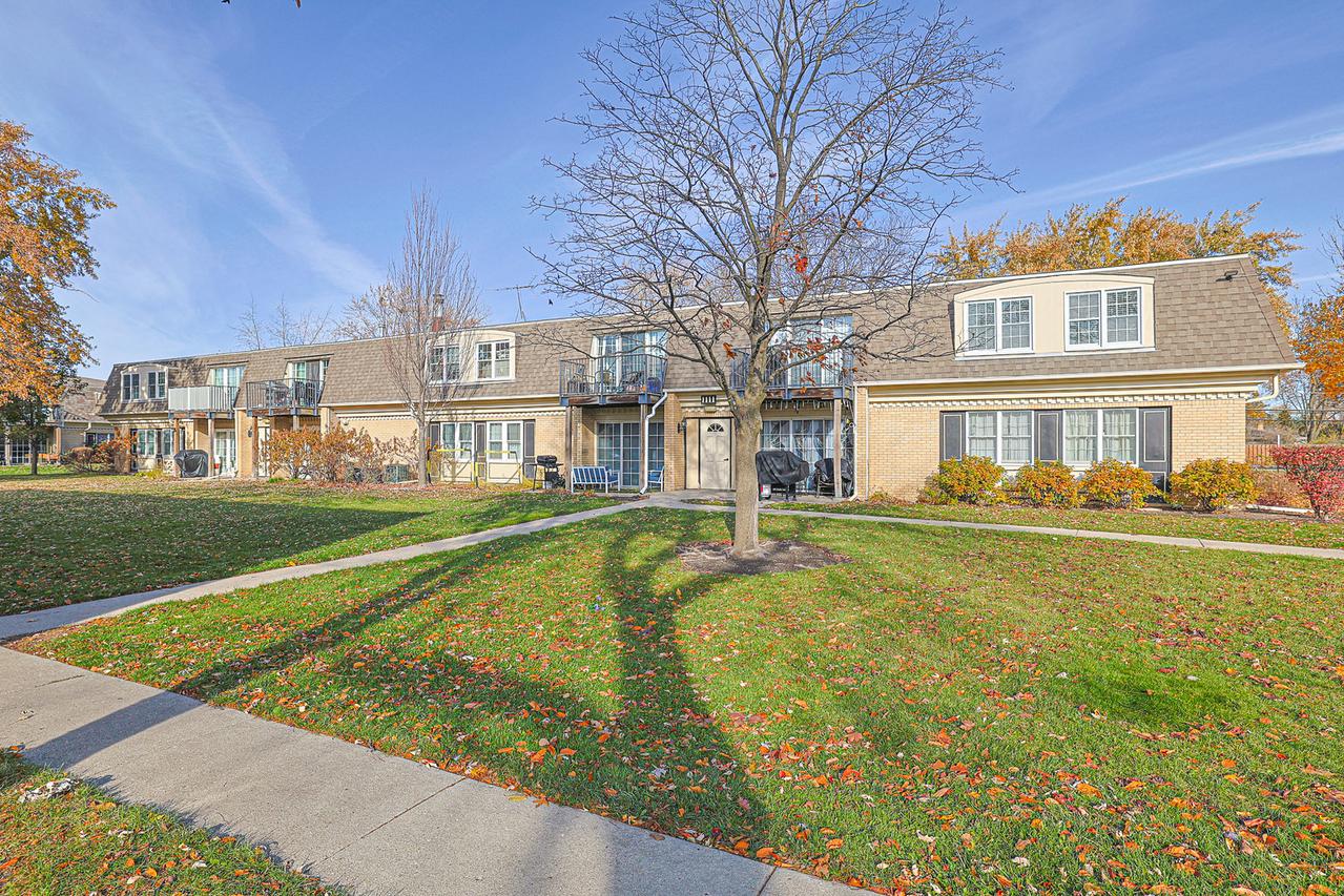 1111 Pleasant Run Dr. #911, Wheeling, IL 60090