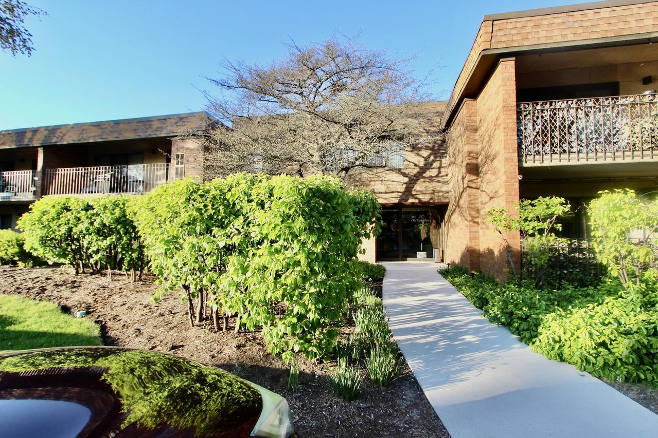 10 Old Oak Dr. #103, Buffalo Grove, IL 60089