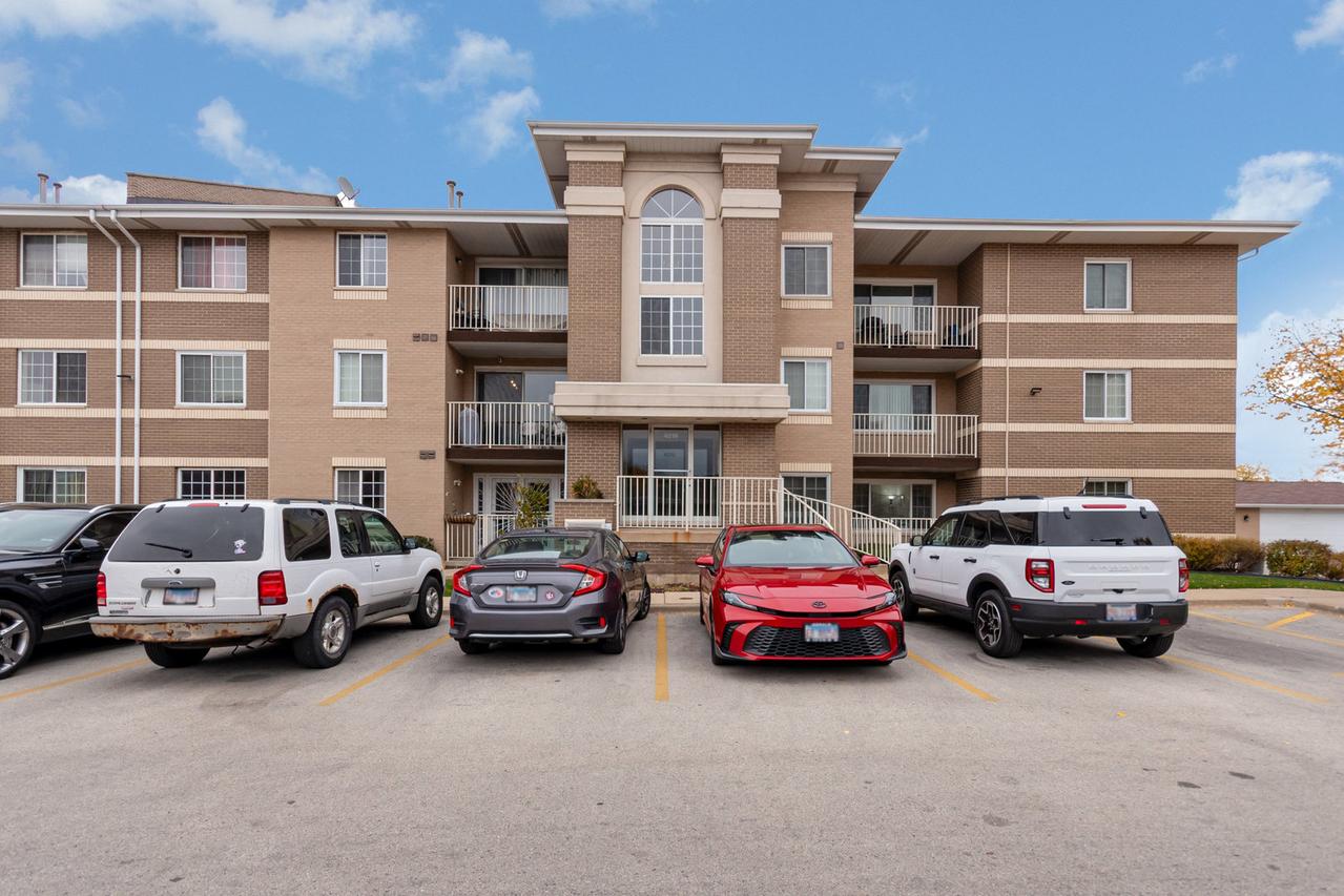 4219 W 76th St. #106, Chicago, IL 60652