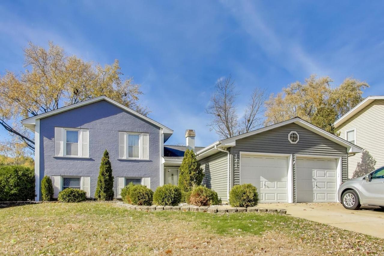 121 S Lancaster Dr., Bolingbrook, IL 60440