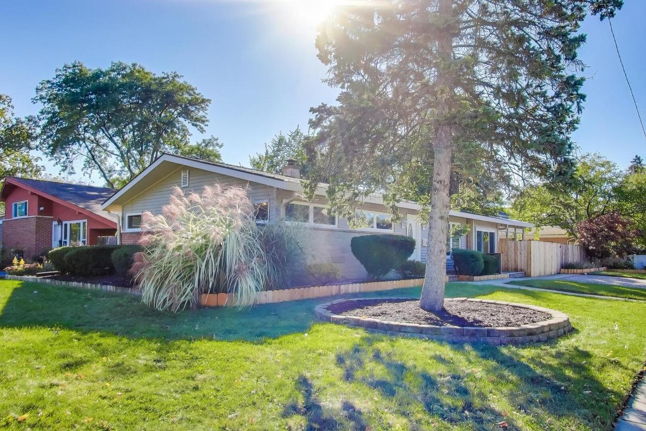 828 Dell Rd., Northbrook, IL 60062