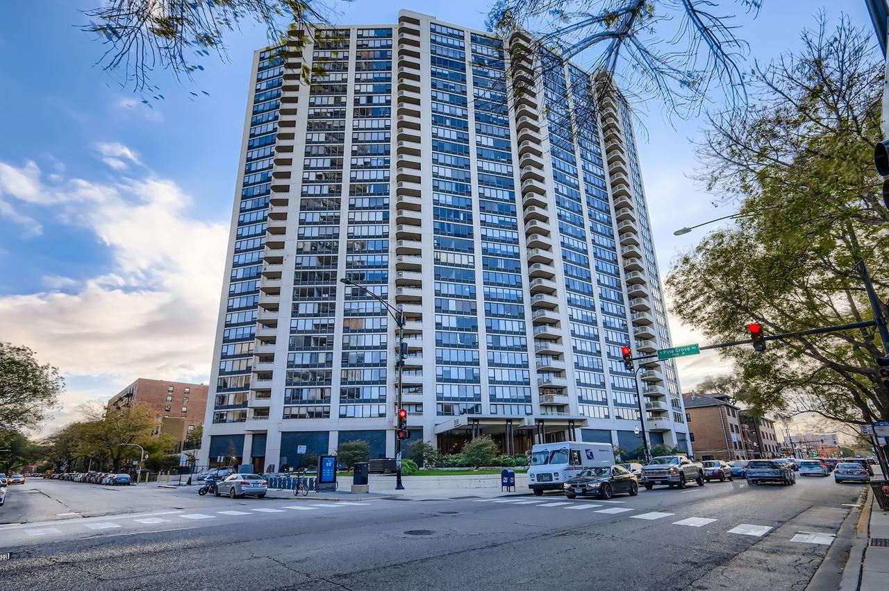 3930 N Pine Grove Ave. #1002, Chicago, IL 60613