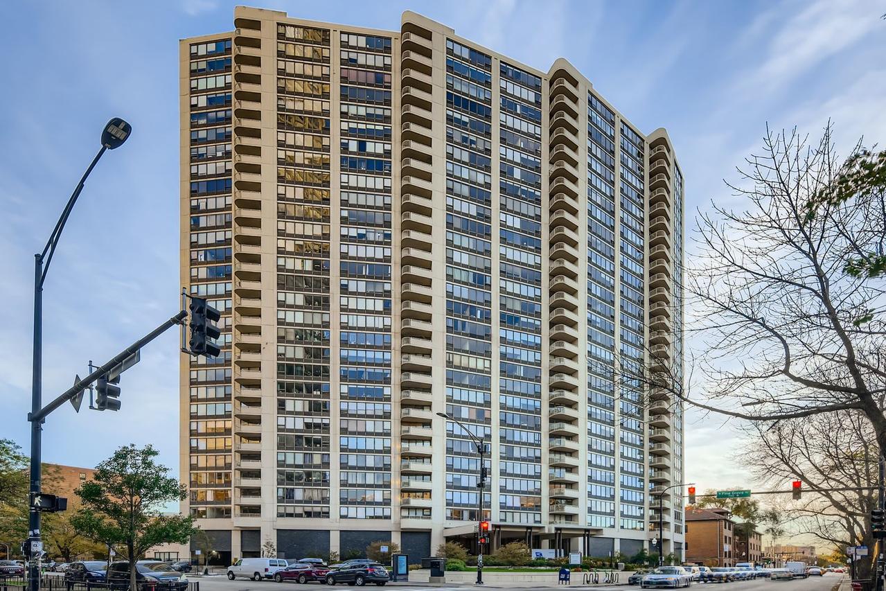 3930 N Pine Grove Ave. #805, Chicago, IL 60613