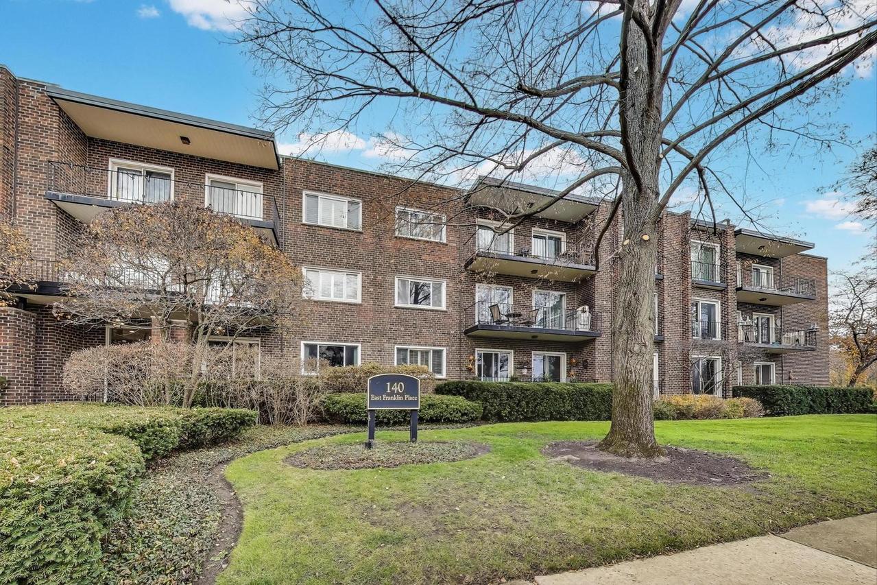 140 Franklin Pl. #207, Lake Forest, IL 60045