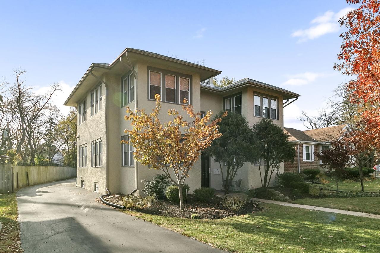 395 N Delaplaine Rd. #1W, Riverside, IL 60546