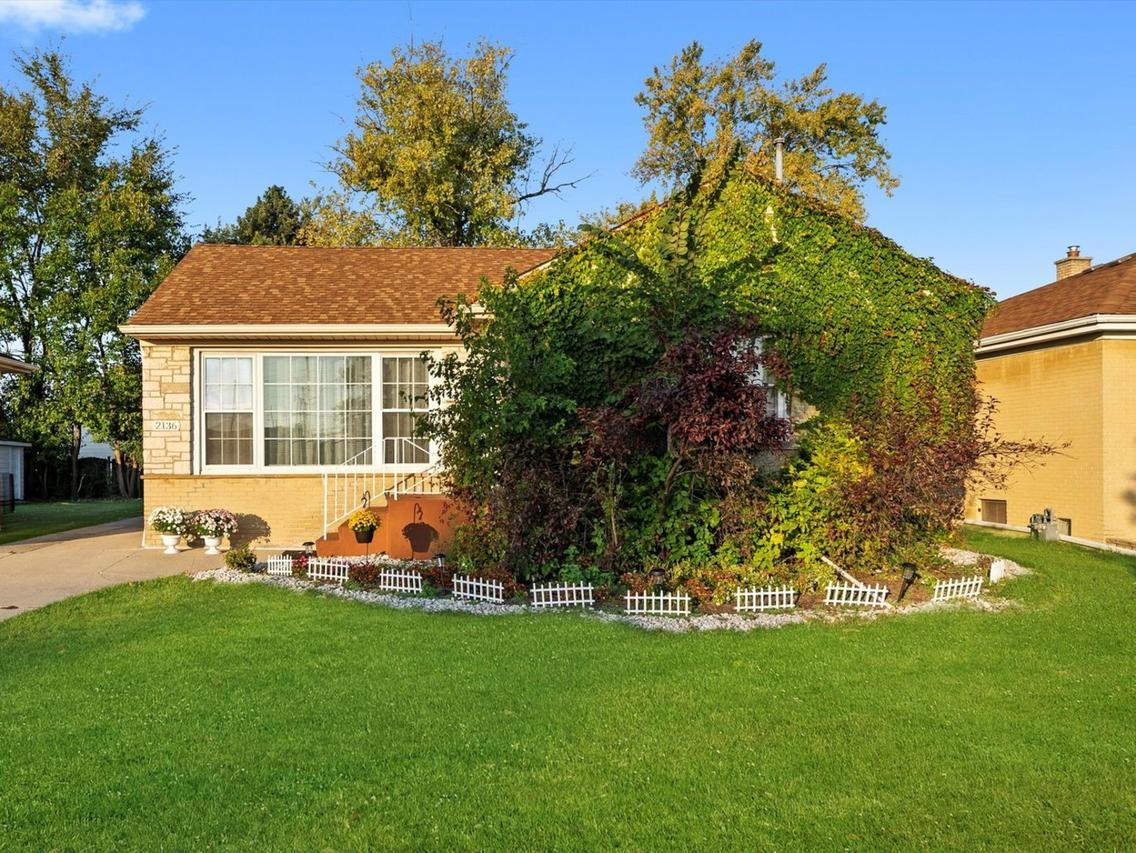 2136 Bristol Ave., Westchester, IL 60154
