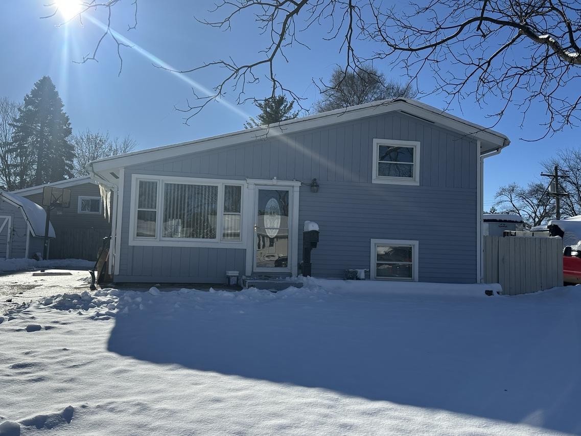 501 Apache Ave., Carpentersville, IL 60110