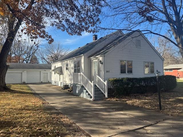 307 N Linden St., Clinton, IL 61727