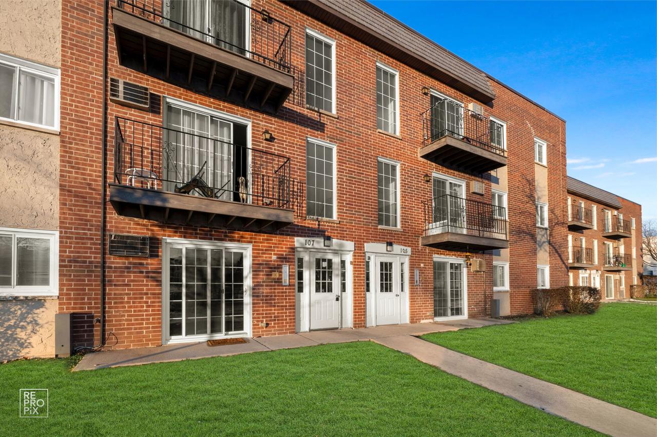 107 W Elk Tr. #106, Carol Stream, IL 60188