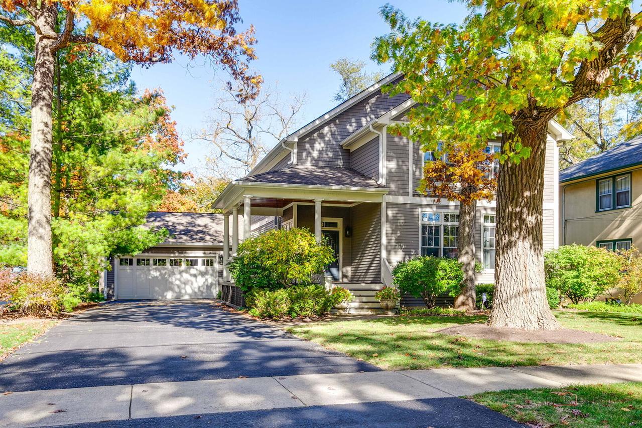 216 E Sheridan Pl., Lake Bluff, IL 60044