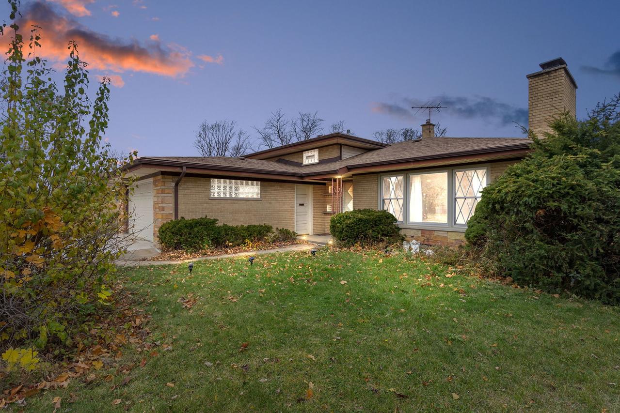 217 Finsbury Ln., La Grange Park, IL 60526