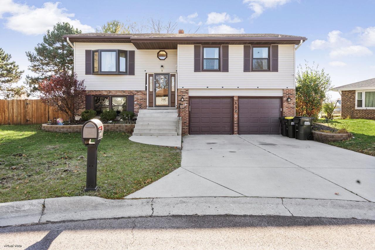 312 Dancing Water Ct., Carol Stream, IL 60188