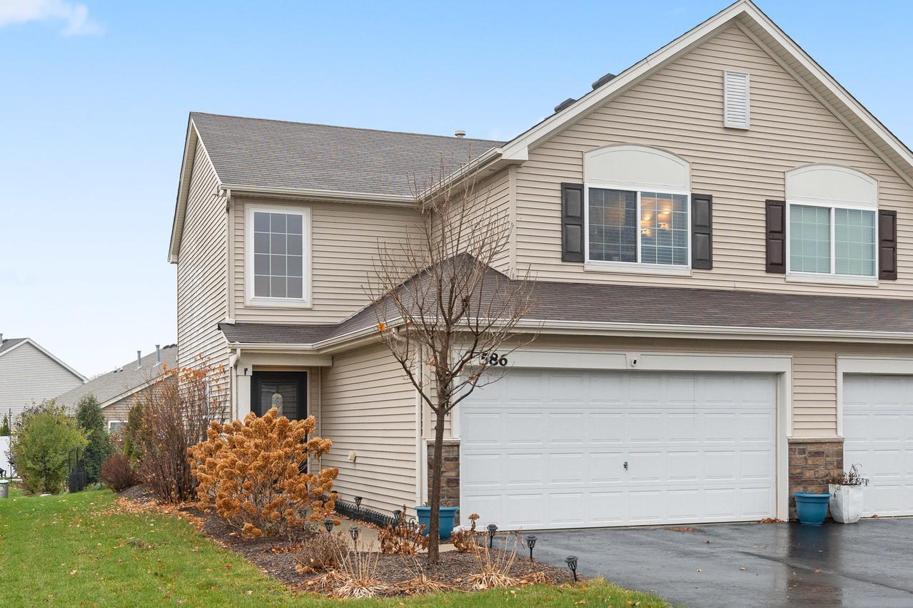 586 Vine St., Hampshire, IL 60140