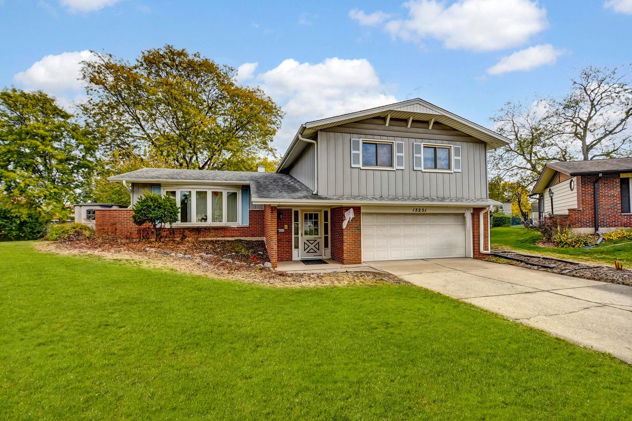 15251 Colina Ave., Oak Forest, IL 60452