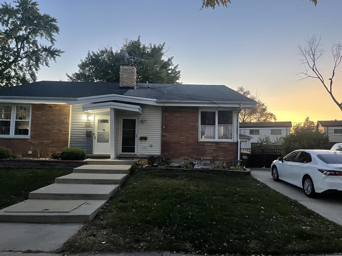 9256 N Parkside Dr., Des Plaines, IL 60016
