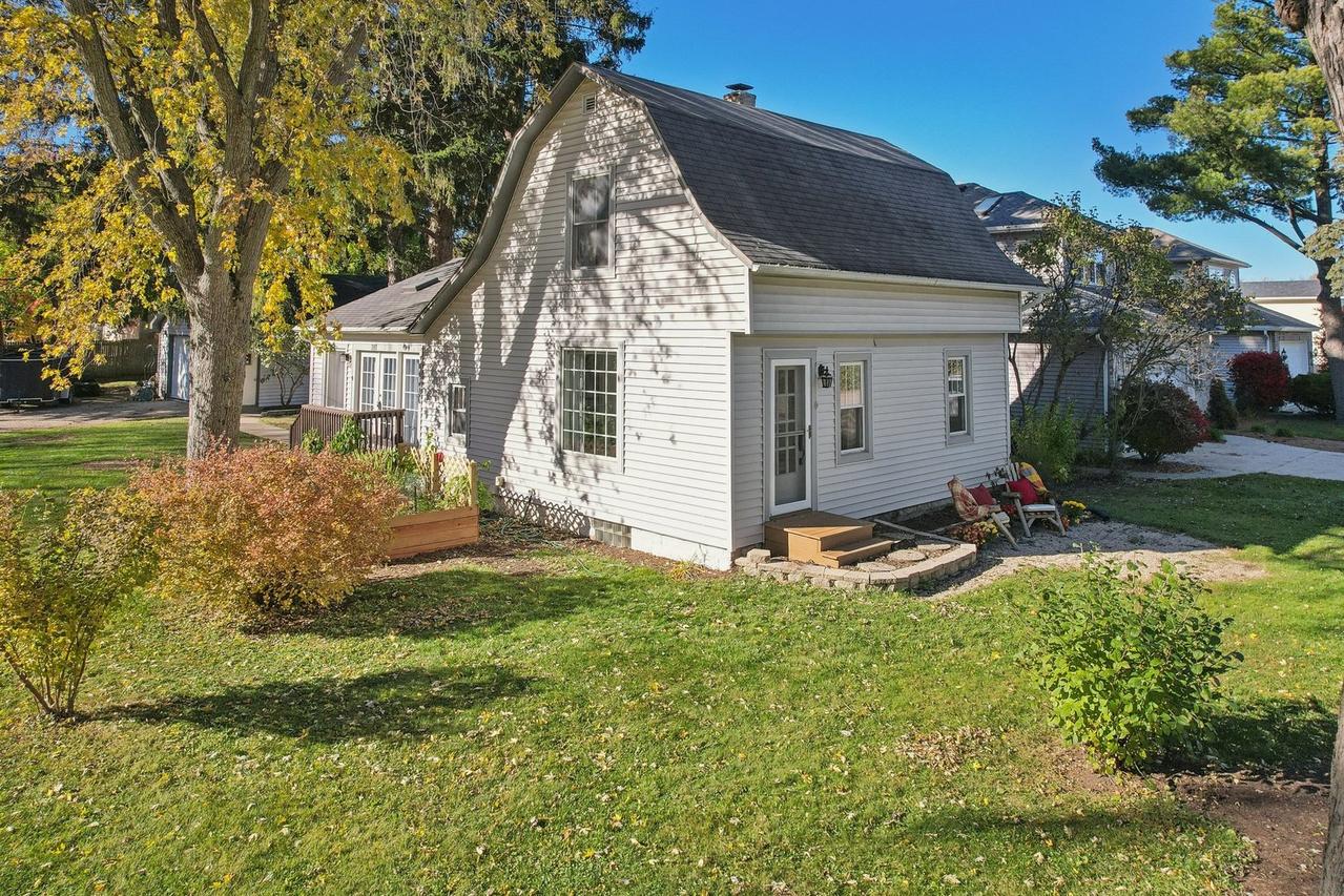 390 N Garfield Blvd., Grayslake, IL 60030