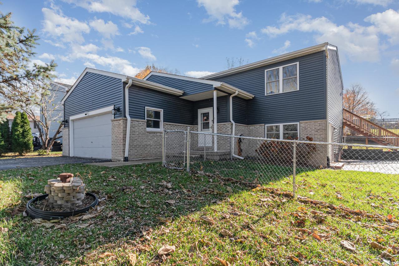 135 Lotus Dr., Lakemoor, IL 60051